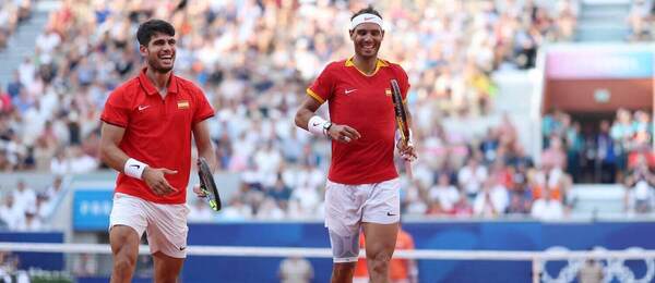 Carlos Alcaraz a Rafael Nadal na antuke v Paríži počas LOH 2024