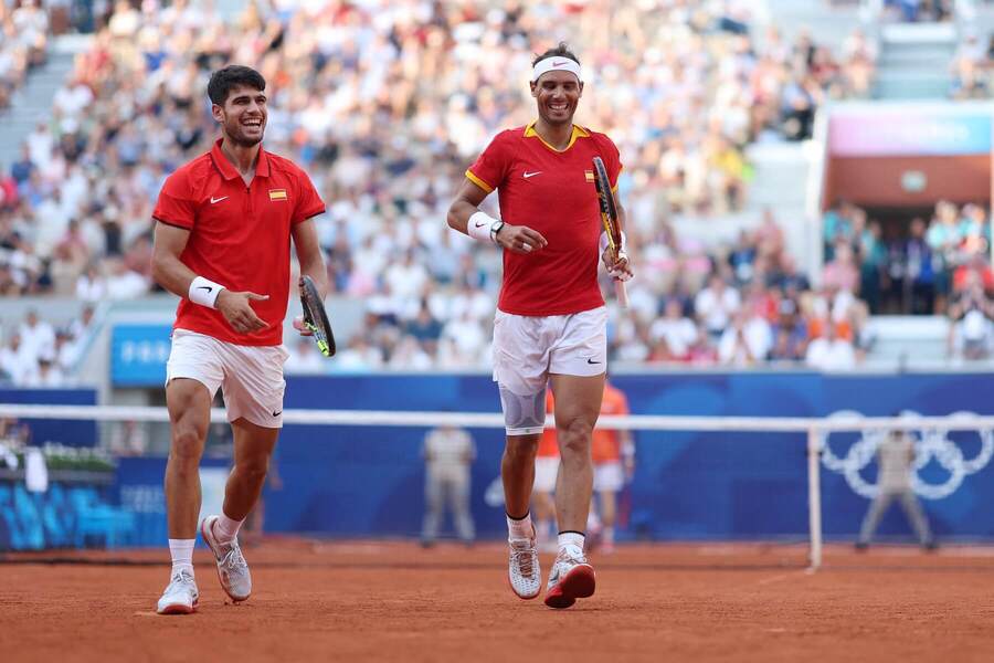 Carlos Alcaraz a Rafael Nadal na antuke v Paríži počas LOH 2024