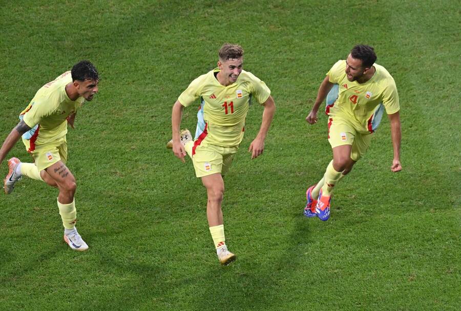 Fermín López (v strede) a jeho radosť so spoluhráčmi po góle do siete Japonska, štvrťfinále Japonsko vs. Španielsko, futbalový turnaj na LOH 2024