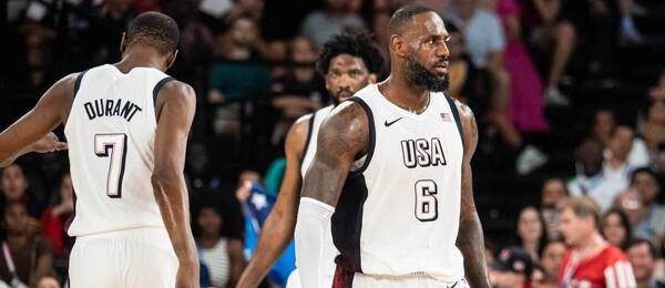 LeBron James a Kevin Durant v semifinále proti Srbsku na LOH 2024 v Paríži