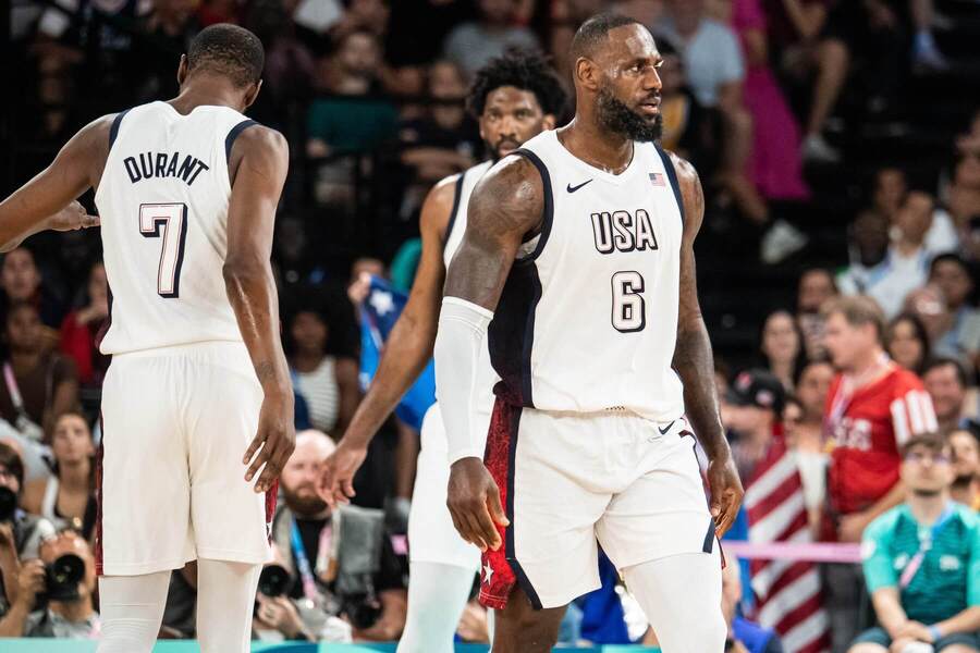 LeBron James a Kevin Durant v semifinále proti Srbsku na LOH 2024 v Paríži