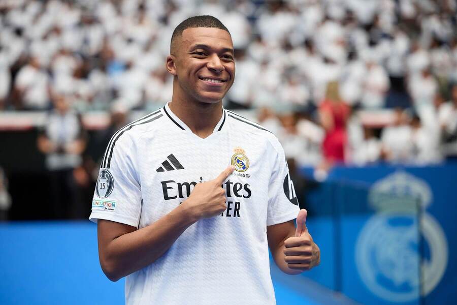 Kylian Mbappé pri predstavovaní v drese Realu Madrid