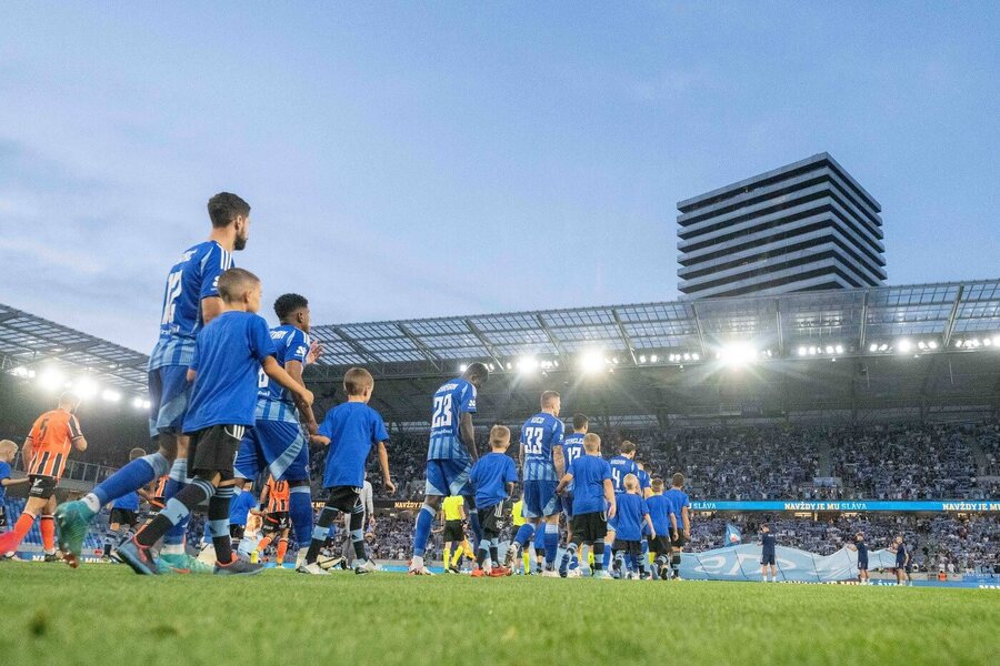 Nástup futbalistov Slovana Bratislava na Tehelnom poli.