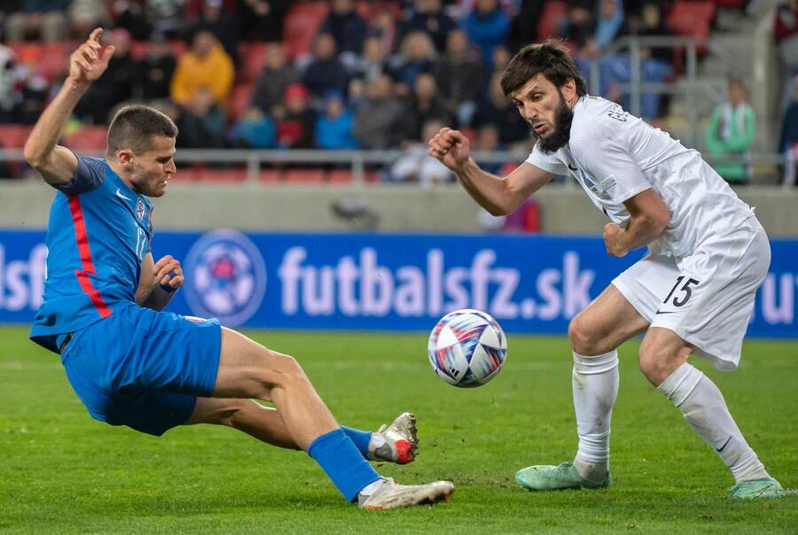 Martin Regáli a Badavi Hüseynov počas zápasu Slovensko vs Azerbajdžan 22. septembra 2022 v Trnave