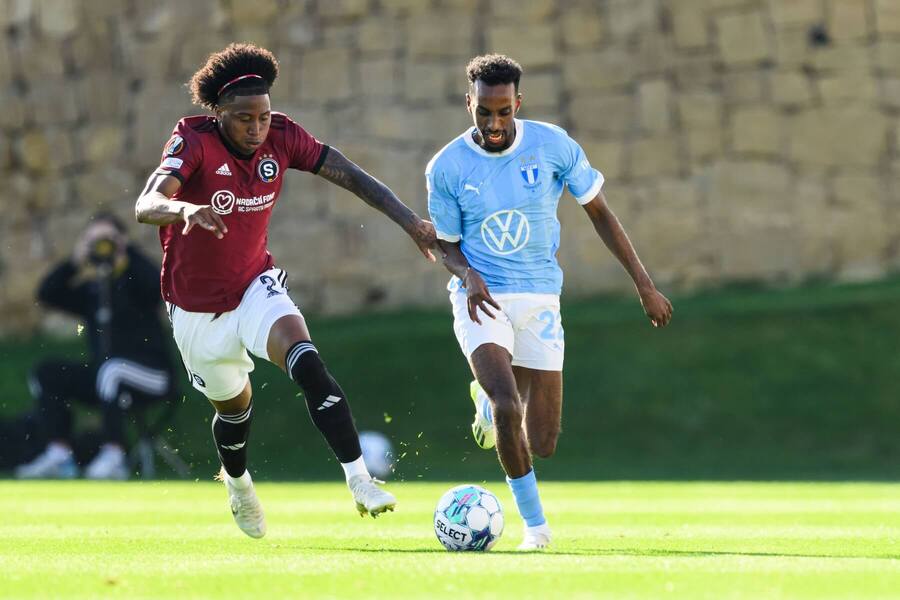 Angelo Preciado a Taha Ali, momentka z prípravného zápasy Sparta Praha vs. Malmö FF (1. 2. 2024 v Marbelle)