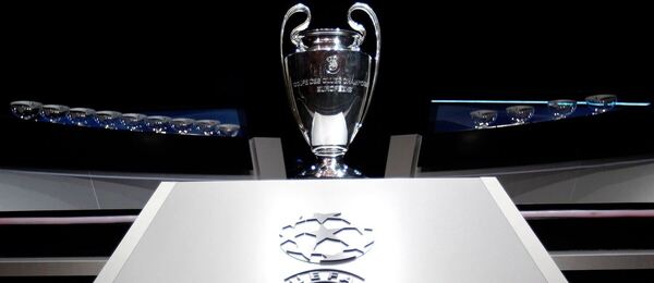 Trofej UEFA Champions League počas žrebovania skupinovej fázy LM 2010/2011 v Monaku