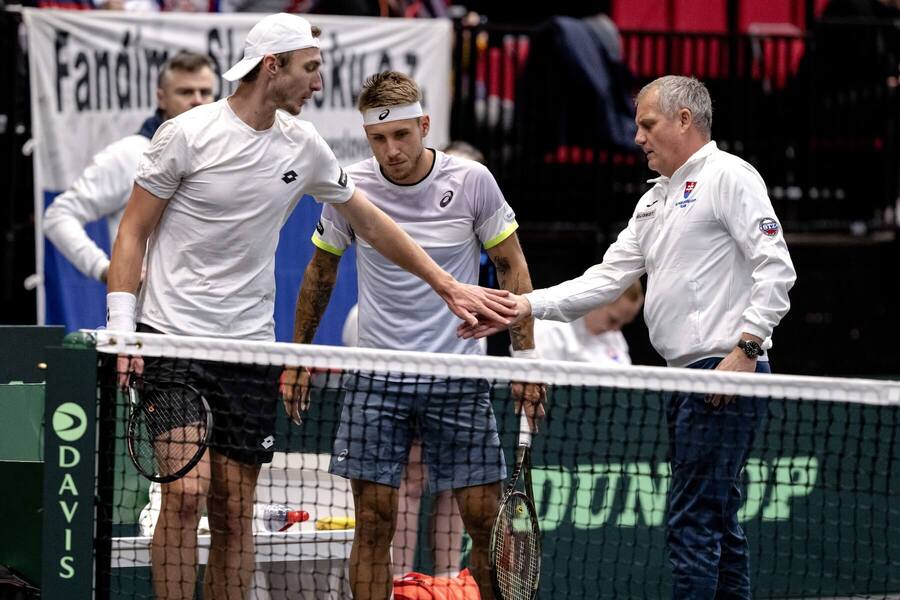 Tenisti Lukáš Klein, Alex Molčan a tréner Tibor Tóth, Slovensko, Davis Cup