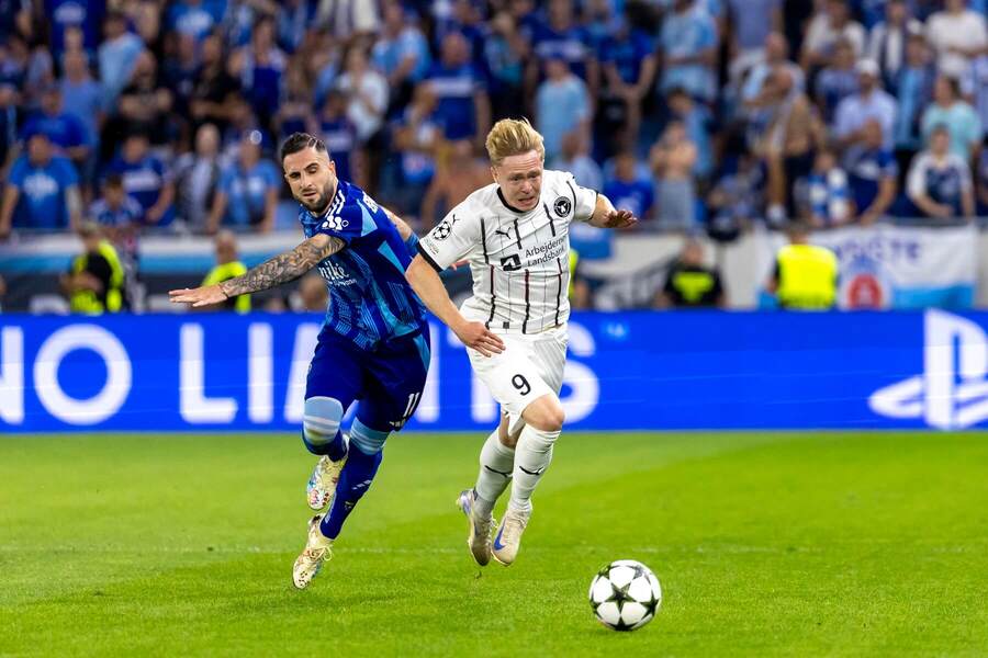 Vľavo Tigran Barseghyan (Slovan Bratislava) v zápase Champions League