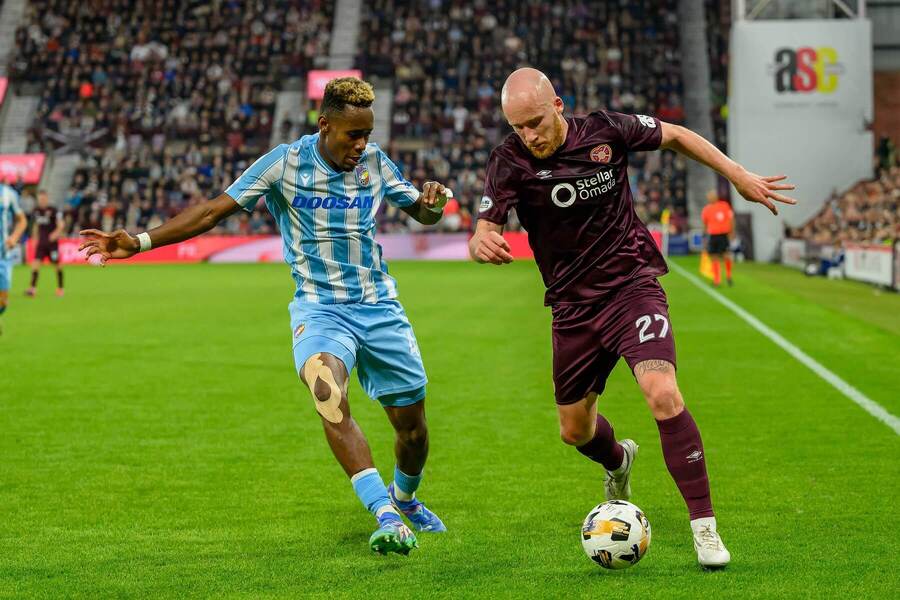 Sampson Dweh (Viktoria Plzeň) v súboji s Liamom Boycom (Hearts) – play-off Európskej ligy 2024/2025