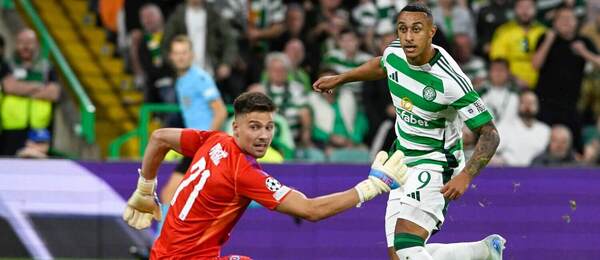 Adam Idah (Celtic) strieľa piaty gól do siete Dominika Takáča (Slovan)