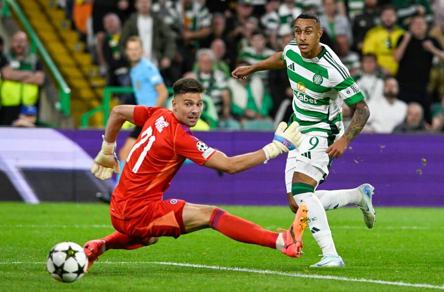 Adam Idah (Celtic) strieľa piaty gól do siete Dominika Takáča (Slovan)