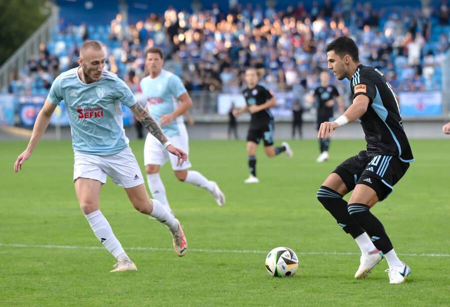 Slovanista Marko Tolić (vpravo) v akcii v zápase proti AC Nitra vs. ŠK Slovan Bratislava, Slovnaft Cup, 2. kolo – Foto: TASR/Profimedia