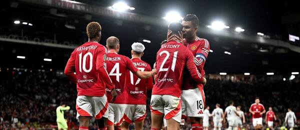 Hráči Manchestru United oslavujú gól do siete Barnsley.