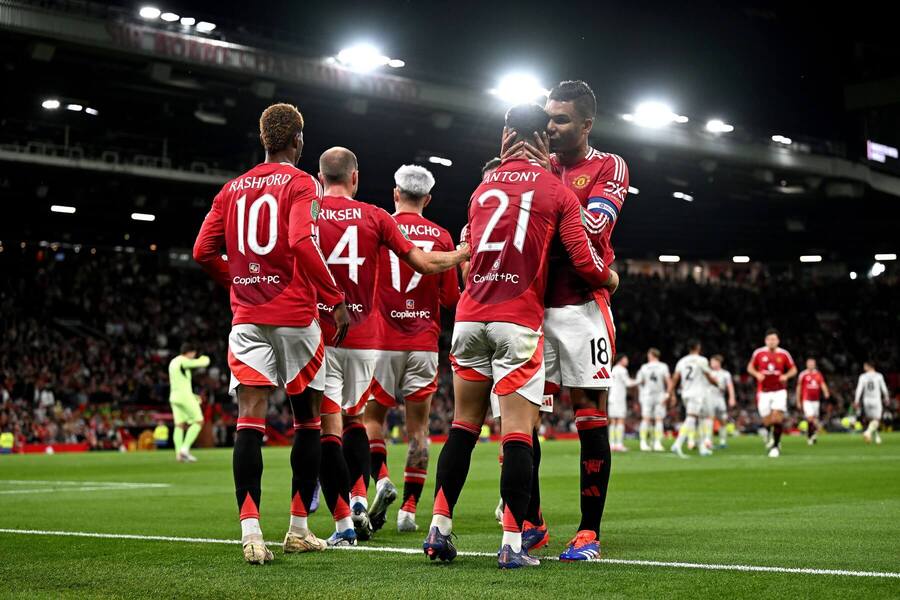 Hráči Manchestru United oslavujú gól do siete Barnsley.