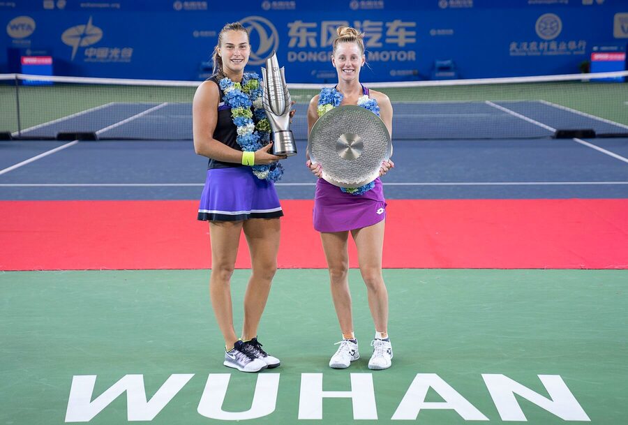 WTA Wuhan 2019: víťazka Aryna Sabalenka a porazená finalistka Alison Riske.