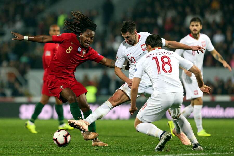 Renato Sanches v súboji o loptu s Poliakmi Krychowiakom a Bereszynskim (Liga národov 2018)