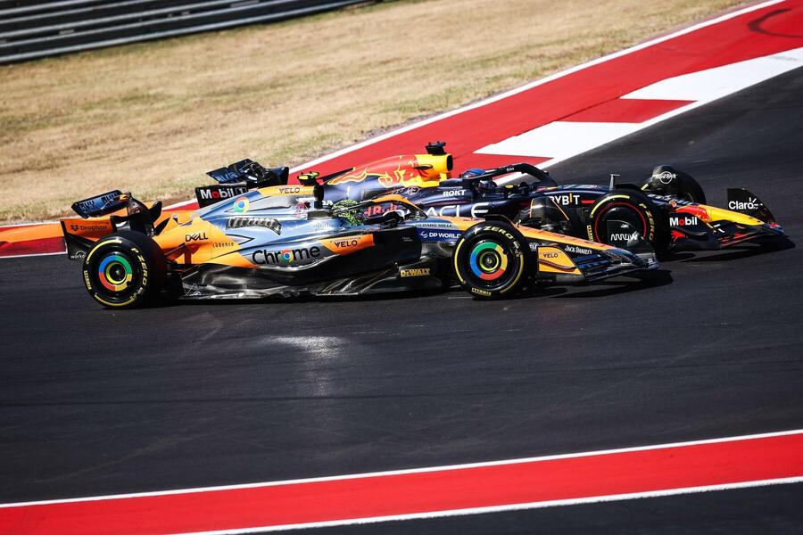 Lando Norris a Max Verstappen v súboji počas VC USA 2024.