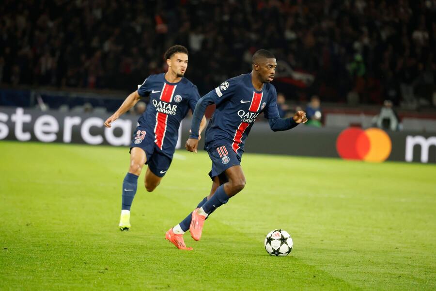 Ousmane Dembélé a Warren Zaïre-Emery (obaja PSG) v zápase proti PSV.