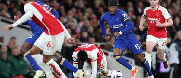 V akcii Noni Madueke (11) v aprílovom zápase Arsenal vs. Chelsea – Foto: ANDY RAIN / EPA / Profimedia