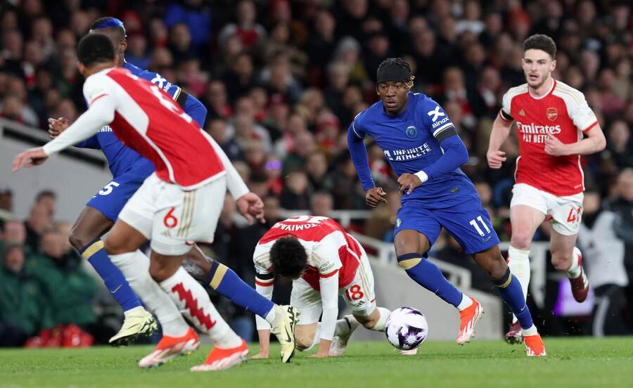 V akcii Noni Madueke (11) v aprílovom zápase Arsenal vs. Chelsea – Foto: ANDY RAIN / EPA / Profimedia