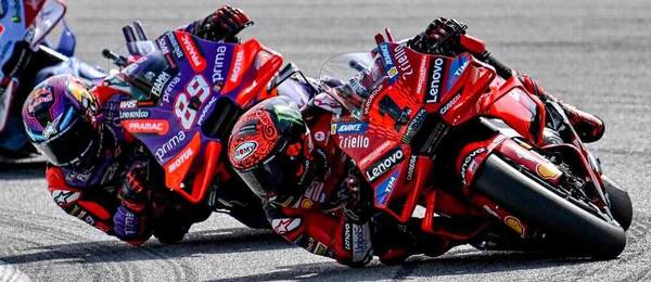 Francesco Bagnaia (vpravo) a Jorge Martín (v strede) sa pobijú o titul.