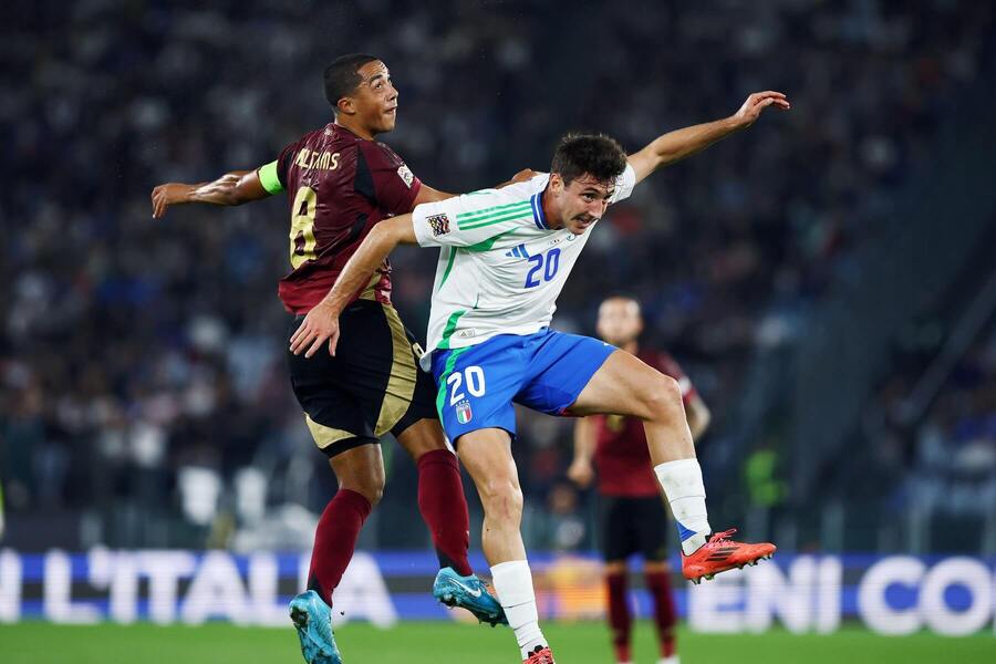 Youri Tielemans (vľavo) a Andrea Cambiaso počas októbrového súboja.