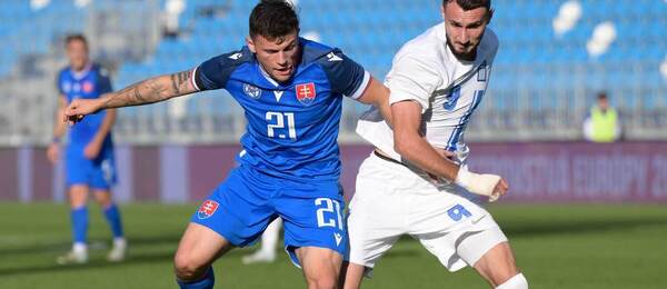 Samuel Kopásek (vľavo) v súboji o loptu v októbrovom zápase proti Grécku U21 – Foto: TASR/Profimedia