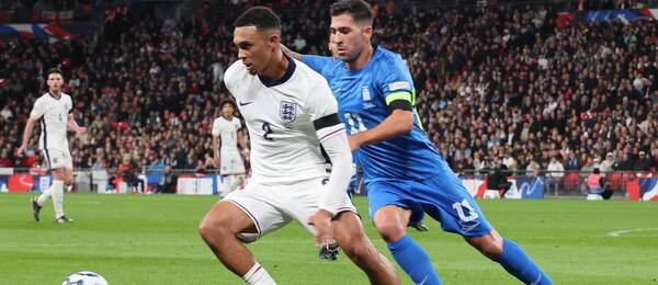 Angličan Trent Alexander-Arnold (vľavo) v súboji o loptu s Grékom Tasosom Bakasetasom v októbrovom zápase UEFA League Nations 2024/2025 Anglicko vs. Grécko