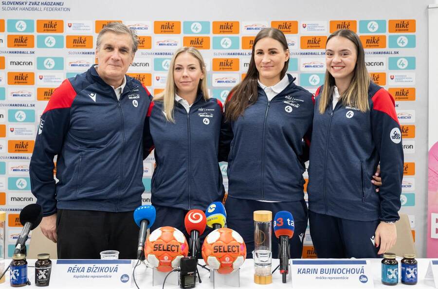 Jorge Duenas, Réka Bíziková, Karin Bujnochová a Olívia Ščípová pred odchodom na ME 2024 v hádzanej