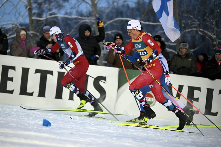 Johannes Hoeslflot Klaebo (v popredi) a Erik Valnes