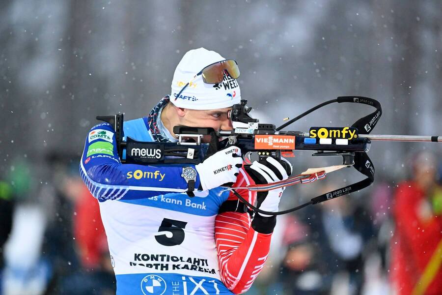 Emilien Jacquelin na strelnici v Kontiolahti