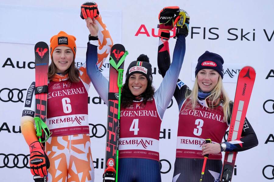 Víťazka 1. obrovského slalomu v Tremblante 2023 Federica Brignone (uprostred) spolu s Petrou Vlhovou (vľavo, 2. miesto) a Mikaelou Shiffrin (3. miesto)