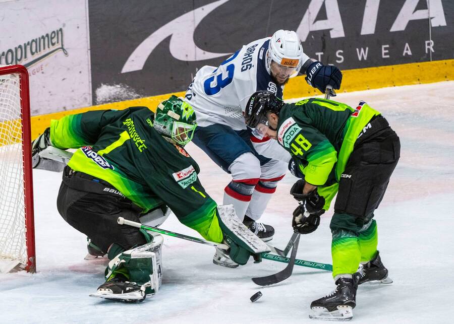 Žilinský gólman Connor LaCouvée a obranca Daniel Gachulinec (obaja v zelenom) v súboji o puk proti Martinovi Bakošovi (Slovan) v zápase 16. kola Tipos extraligy Slovan vs. Žilina, 1. 11. 2024