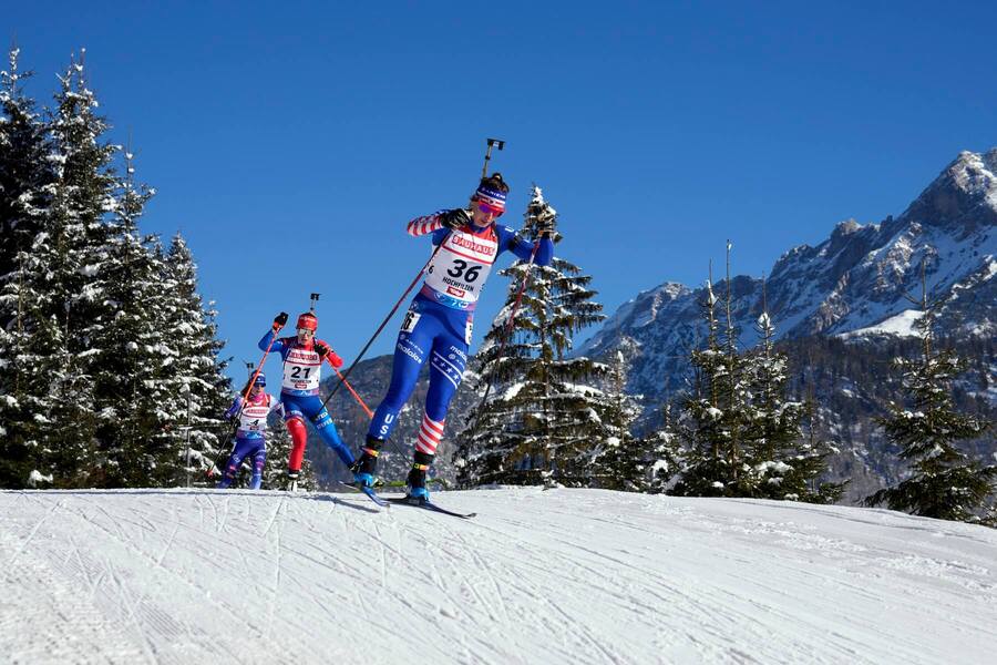 Deedra IRwin, za ňou Paulína Bátovská Fialková a Michela Carrara (Hochfilzen 2024)