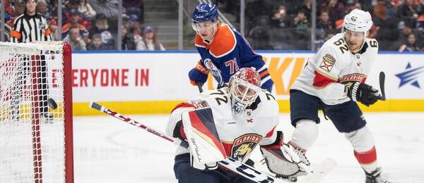 Zákrok Sergeia Bobrovskeho sleduje jeho spoluhráč Brandon Montour a Ryan McLeod z Edmontonu