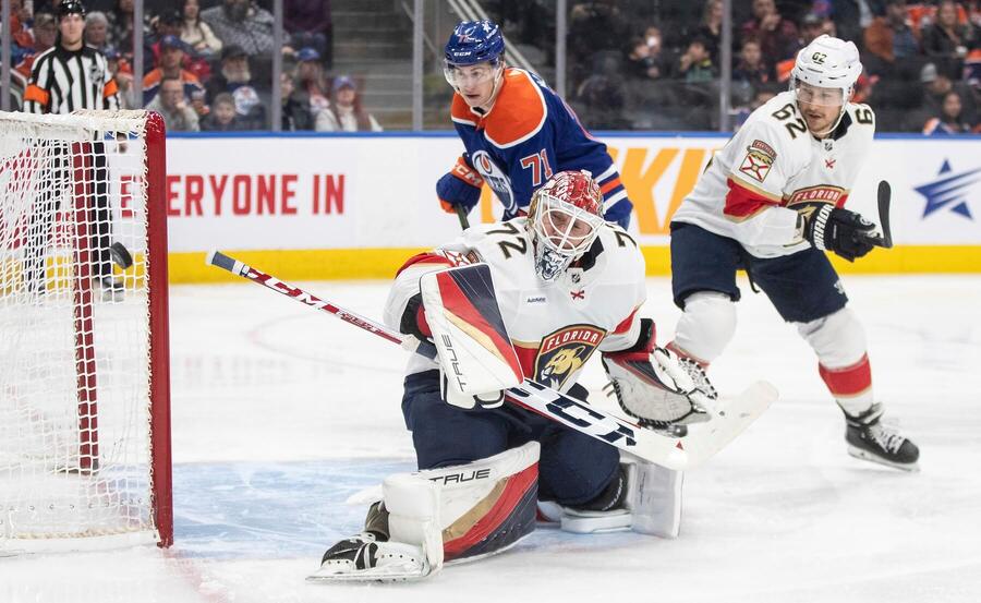 Zákrok Sergeia Bobrovskeho sleduje jeho spoluhráč Brandon Montour a Ryan McLeod z Edmontonu