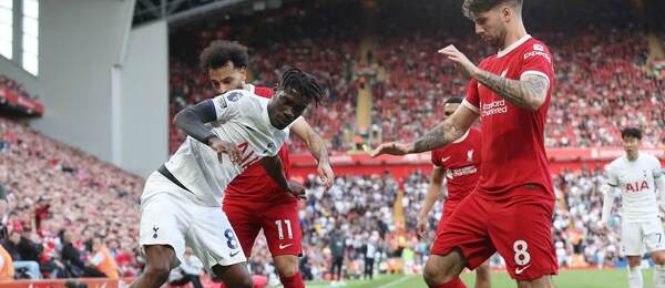 Hráč Tottenhamu Yves Bissouma (v bielom drese) sa snaží udržať loptu pred dobiedzajúcim Mohamedom Salahom (11) a Dominikom Szoboszlaiom v zápase Liverpool vs. Tottenham 5. mája 2024 