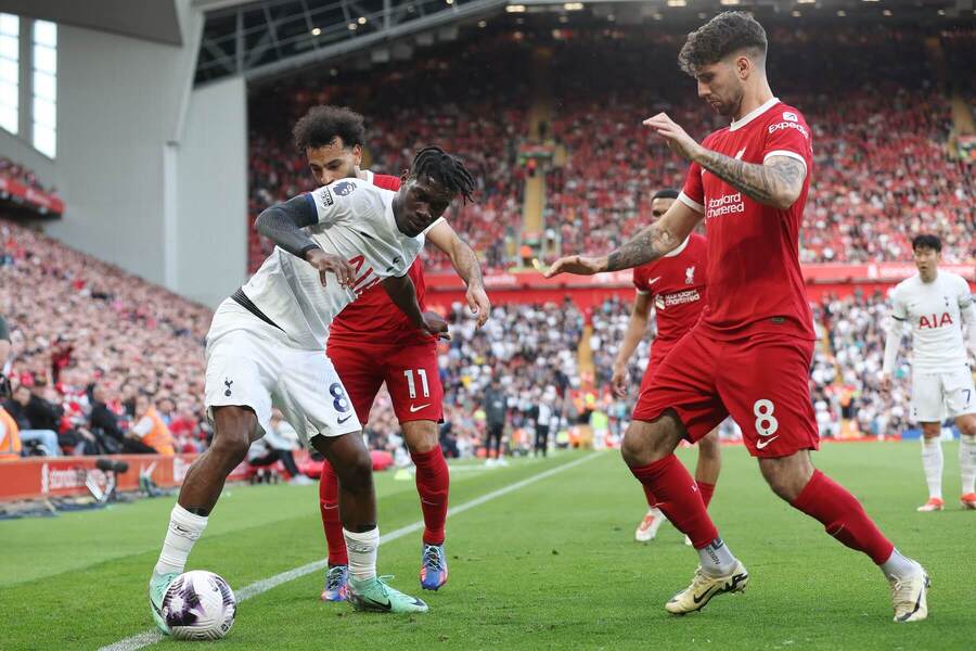 Hráč Tottenhamu Yves Bissouma (v bielom drese) sa snaží udržať loptu pred dobiedzajúcim Mohamedom Salahom (11) a Dominikom Szoboszlaiom v zápase Liverpool vs. Tottenham 5. mája 2024