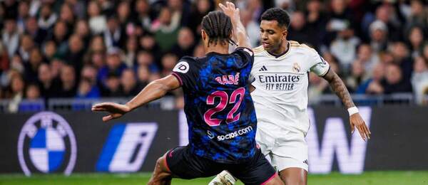 Rodrygo vs. Loïc Badé (22) vo februárovom zápase La Ligy 2023/24 Real Madrid vs. FC Sevilla