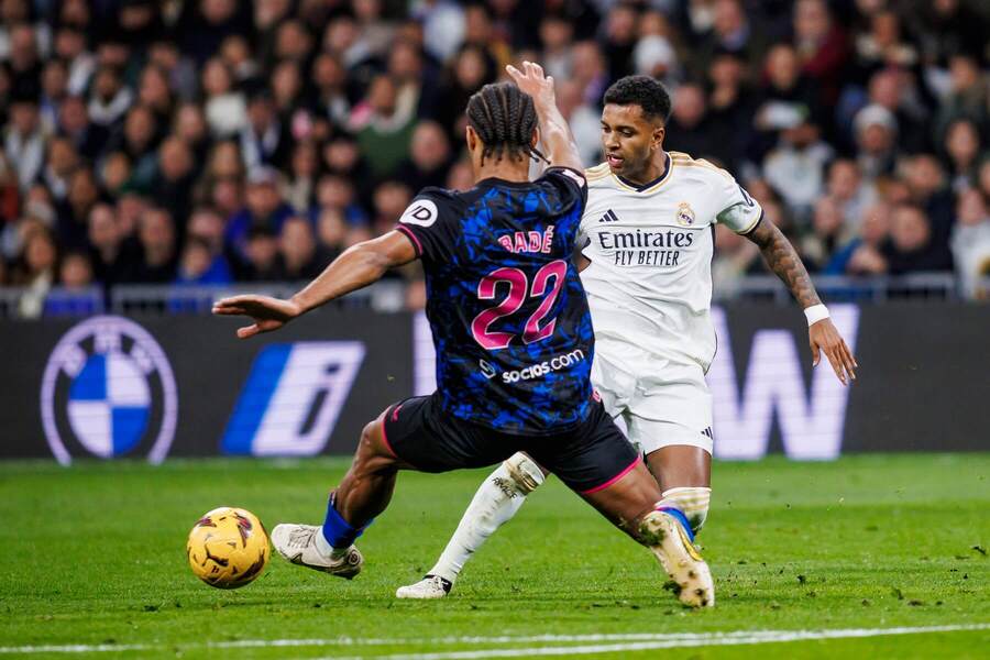 Rodrygo vs. Loïc Badé (22) vo februárovom zápase La Ligy 2023/24 Real Madrid vs. FC Sevilla