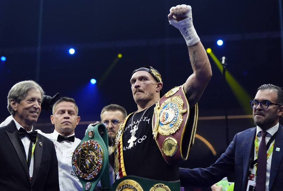 Usyk zostáva neporazeným šampiónom.