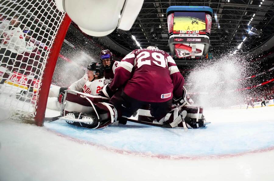 Lotyšský brankár Linards Feldbergs v pohotovosti v 3. tretine zápasu Lotyšsko vs. Kanada na MS U20 v hokeji 2025