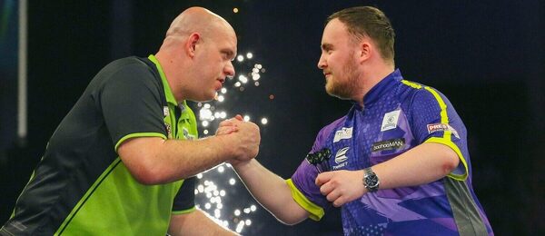 Michael van Gerwen (vľavo), Luke Littler (vpravo)