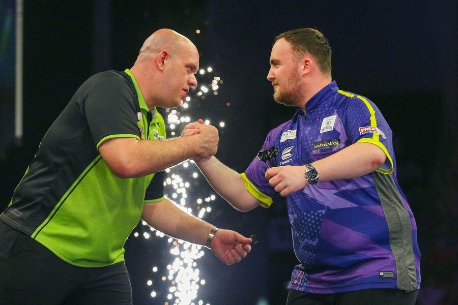 Michael van Gerwen (vľavo), Luke Littler (vpravo)