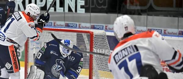 Topi Rönni (Michalovce) strieľa na bránu Ádáma Vaya (Poprad) v 18. kole extraligy.