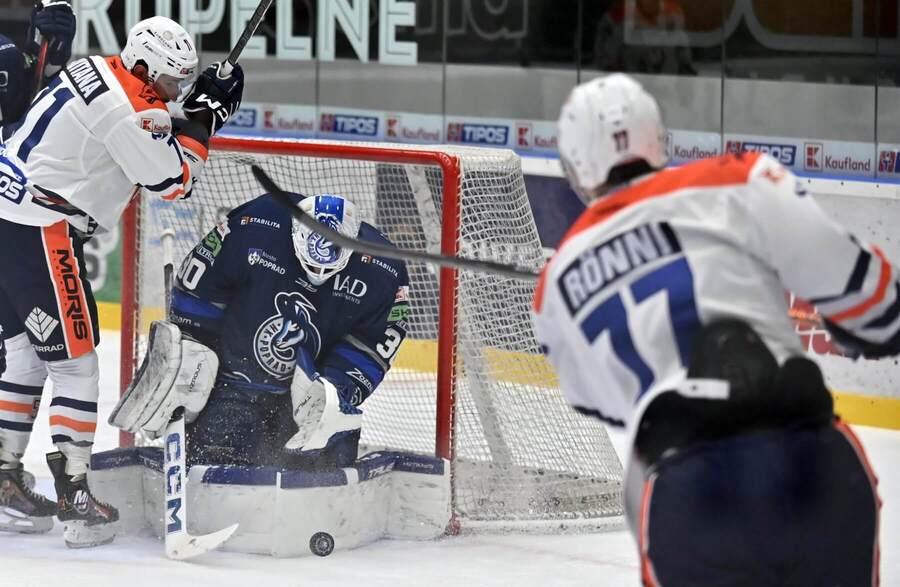 Topi Rönni (Michalovce) strieľa na bránu Ádáma Vaya (Poprad) v 18. kole extraligy.