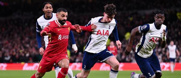 Salah (Liverpool) v súboji s Grayom (Tottenham).