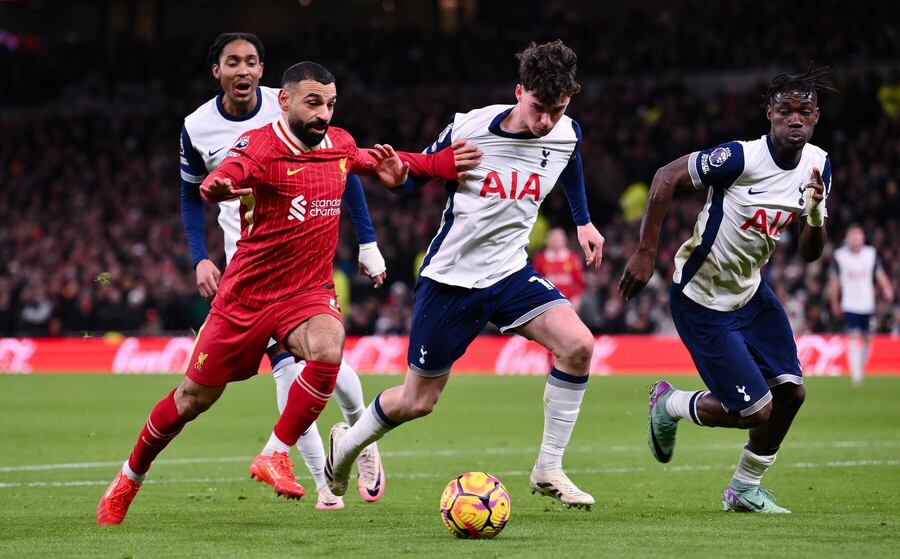 Salah (Liverpool) v súboji s Grayom (Tottenham).