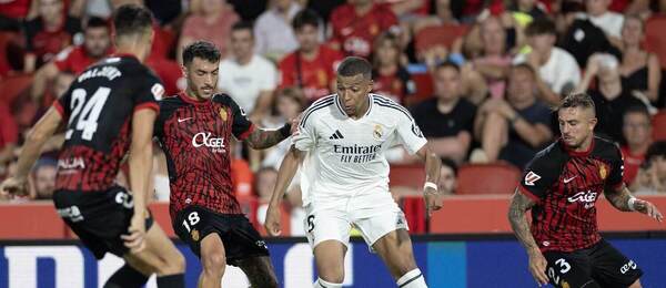 Útočník Realu Madrid Kylian Mbappé v obkolesení hráčov RCD Mallorca, úplne vľavo Martin Valjent (24) v zápase Mallorca vs Real Madrid v 1. kole La Ligy 2024/25