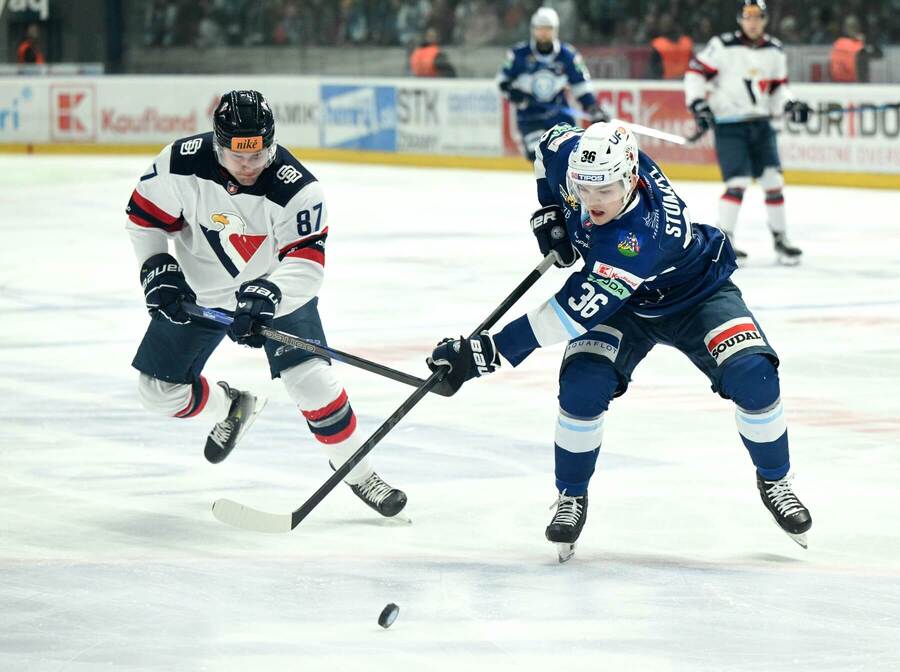 V popredí zľava Jonas Anhelöv (Slovan) proti Oliverovi Štümpelovi v zápase HK Nitra vs. HC Slovan v 32. kole slovenskej hokejovej extraligy 2024/25